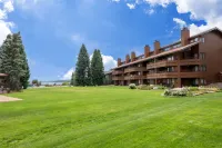 Gourmet Kitchen and Panoramic Mountain Views - Charming Spacious Retreat