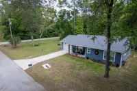 Private Pool, Fire Pit and Outdoor Bar - Charming Getaway Hotels in Marion County