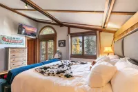 Stylish Decor and Partial Lake Views - Charming Studio Escape Hotel dekat Alpine Meadows Ski Resort