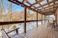 Charming Log Cabin with Deck and Fireplace - Cozy Woodland Retreat Hotel di Burnsville