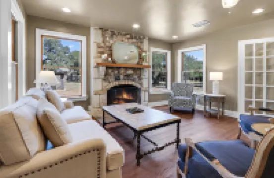 Cozy Interior and Beautiful Outdoor Space - Charming Retro Escape