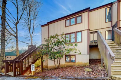 Newly renovated condo w/easy access to ski lodge & private patio Hotels near Sugar Mountain