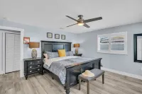 Modern Beach Getaway – Newly Remodeled, Hammock, Patio & Stroll to Shoreline Hotels near Indian Rocks Beach