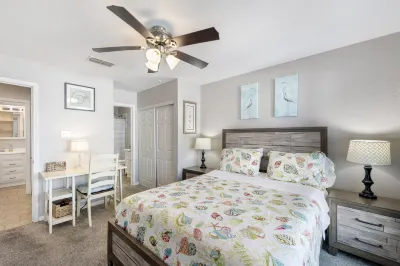 Lagoon Heated Pool and Stunning Bay Views - Charming Beach Condo Hotels in Port Aransas