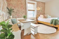 Airy Studio with Free Parking and Smart TV - Gorgeous Tranquil Haven