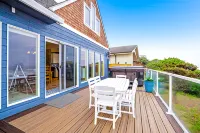 Oceanfront home with incredible Pacific view, private hot tub, deck grill & W/D Hotels in Seal Rock