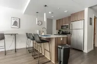 1BR+Den | Gym, Lounge | Bellevue | Sophari C