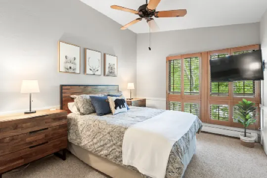 Charming Living Space and Communal Hot Tub - Inviting Mountain Hideaway