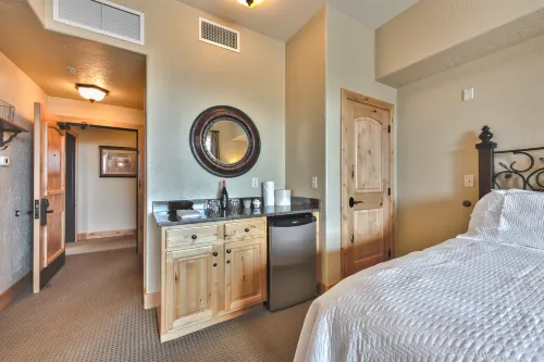 Resort property, corner one bedroom, pool, steps to skiing and golf, enjoy SV413B/C - 2 étoiles