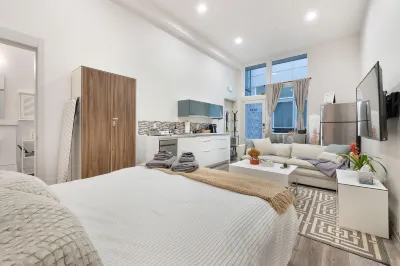 Stylish Studio with High-End Features and City Access - Modern Oasis Hotels in fremont