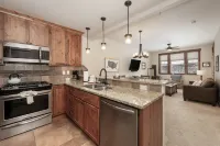 Cozy Deck and Stunning Mountain Views - Charming Family Retreat فنادق في Fraser