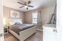 Tranquil Backyard and Modern Appliances - Cozy Family Retreat