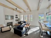 Spacious Living with Private Patio and Stunning Views - Luxurious Oasis 라 퀸타 도서관 주변 호텔