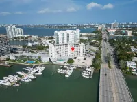 Stunning Water Views and Cozy Balcony Retreat - Charming Oasis