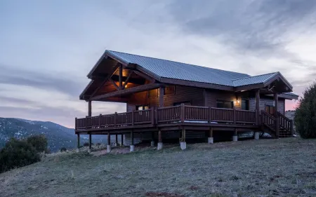 Stunning Cabin w/ Huge Deck & Amazing River Valley Views - WIFI
