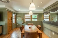 Scenic Views and Cozy Lodge Decor - Charming Mountain Escape