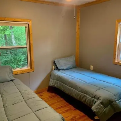 Secluded 2 bedroom cabin near Lake Jackson.
