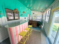 Spacious 4-bedroom house with Make-up bar, WiFi, Games, Hot-tub, & pool