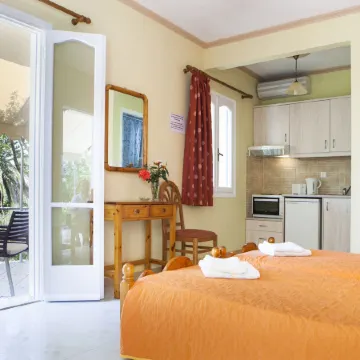 Tzivras Villa & Apartments