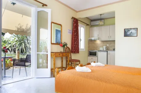 Tzivras Villa & Apartments