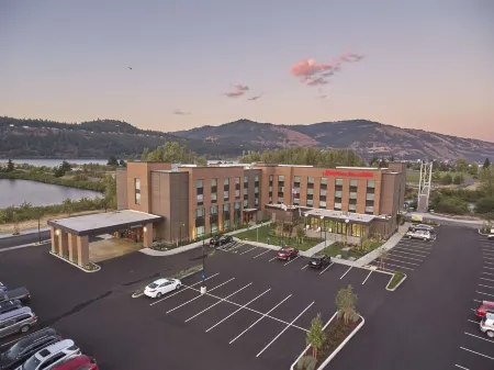 Hampton Inn &  Suites Hood River Отели рядом с достопримечательностью «Винзенс Лосманн Мемориал Стейт Нэчурал Арея»