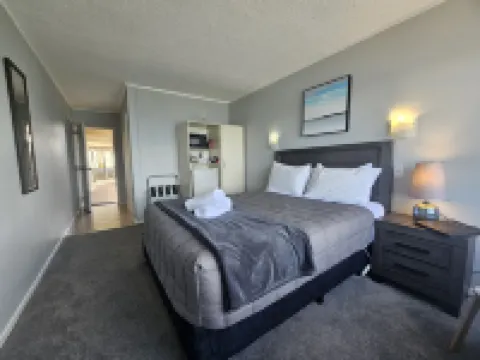 Tui Oaks Motel Hotel dekat Waipahihi Botanical Gardens