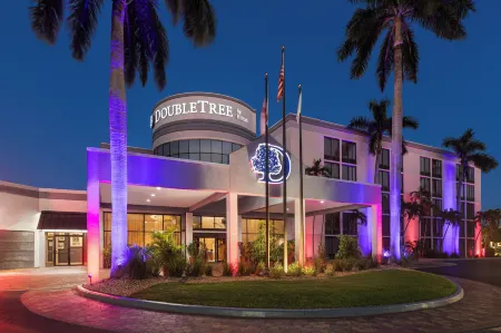 Doubletree by Hilton Fort Myers at Bell Tower Shops Отели в г. Форт Майерс