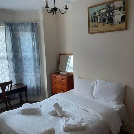 Homely 4-Bed House in Manchester