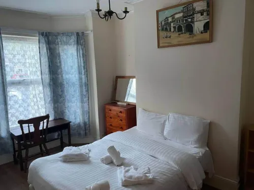Homely 4-Bed House in Manchester - Parkplatz