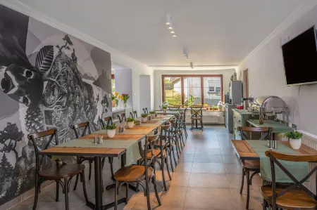 Ferrata Guesthouse Отели в г. Чеснек