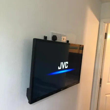Small Modern Comfortable 2 Bedroom Apartment Cmyr