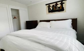 Walkable Ots, Heated Poolside Mid Century Condo