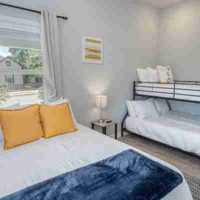 Cozy and Lovely 2Br 2BA Apt#A Near Lively Downtown Rooms
