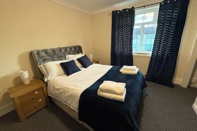 Charming 3BR House - Wifi, Parking, Pet Friendly Hotels in 
