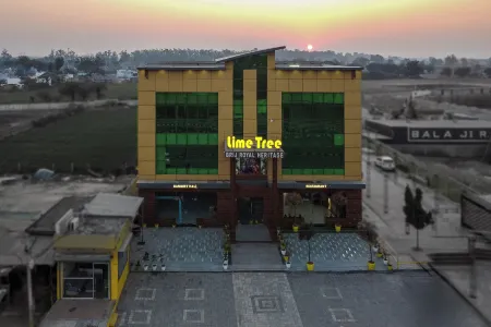 Lime Tree Hotel and Banquet Vrindavan Отели в г. Чхатикара