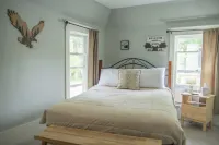 Charlevoix House - the Northside Hotels in Charlevoix