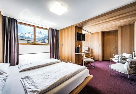 풍성한 호텔 조식 테이블