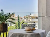 Sanders Elgio - Cute 2-Bdr Apt with Balcony