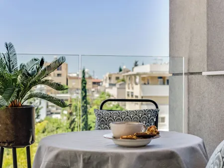 Sanders Elgio - Generous 2-Bdr. Apt. w/ Balcony