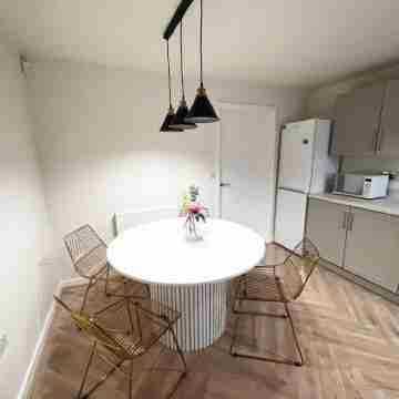 3-Bed House Sleeps 5 Free Parking Rooms