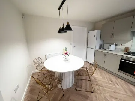 3-Bed House Sleeps 5 Free Parking Отели рядом с достопримечательностью «Университет Бредфорд»