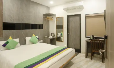 Treebo Urban, 1 Km from Railway Station Hotels in Surat