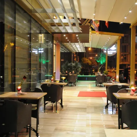 Golden Deluxe Hotel