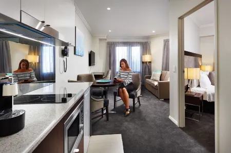 Attika Hotel Отели рядом с достопримечательностью «Нортбридж»