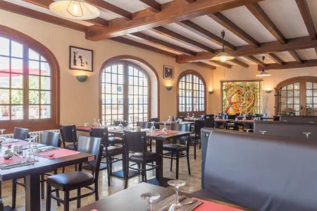 Hotel le Bourgogne Отели в г. Донсюр