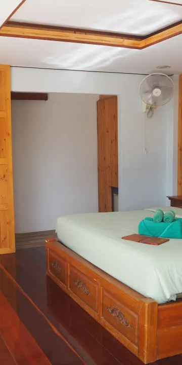 บ้านเตียงแฝดสไตล์ไทยพร้อมทิวทัศน์สวน