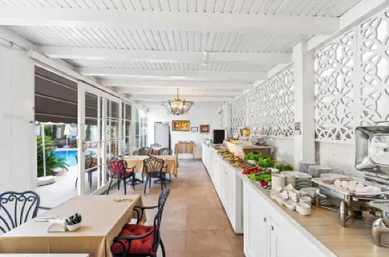 Elegance East Hotel Отели рядом с достопримечательностью «Ворота Адриана»