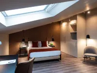 Atenea Rekord Suites Hotels near FGC - Les Tres Torres