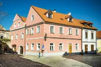 Hotel Latrán Hotels in der Nähe von Plague Column