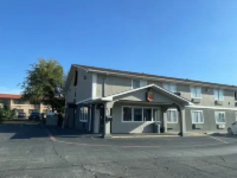 Super 8 by Wyndham Sherman Hotels in Grayson County